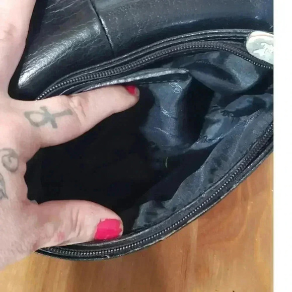 Ashwood genuine leather black‎ crossbody bag with adjustable strap small - Picture 6 of 7